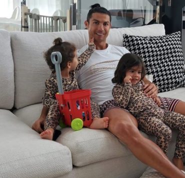 Умилительно: как дети помогают Роналду тренироваться