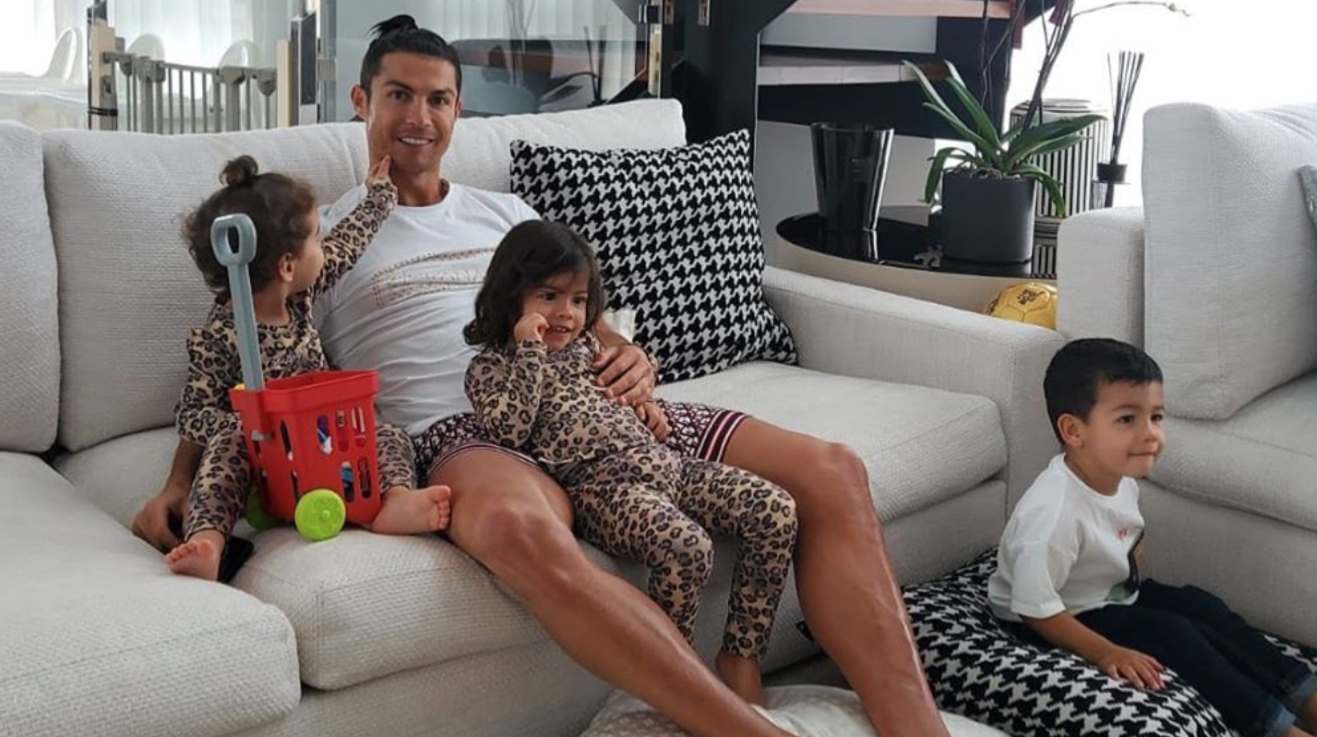 Умилительно: как дети помогают Роналду тренироваться