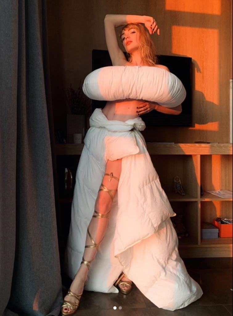 #pillowchallenge: светские модницы примеряют подушки в популярном флешмобе