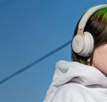 Біллі Айлиш і Такасі Муракамі випустять колекцію футболок для Uniqlo