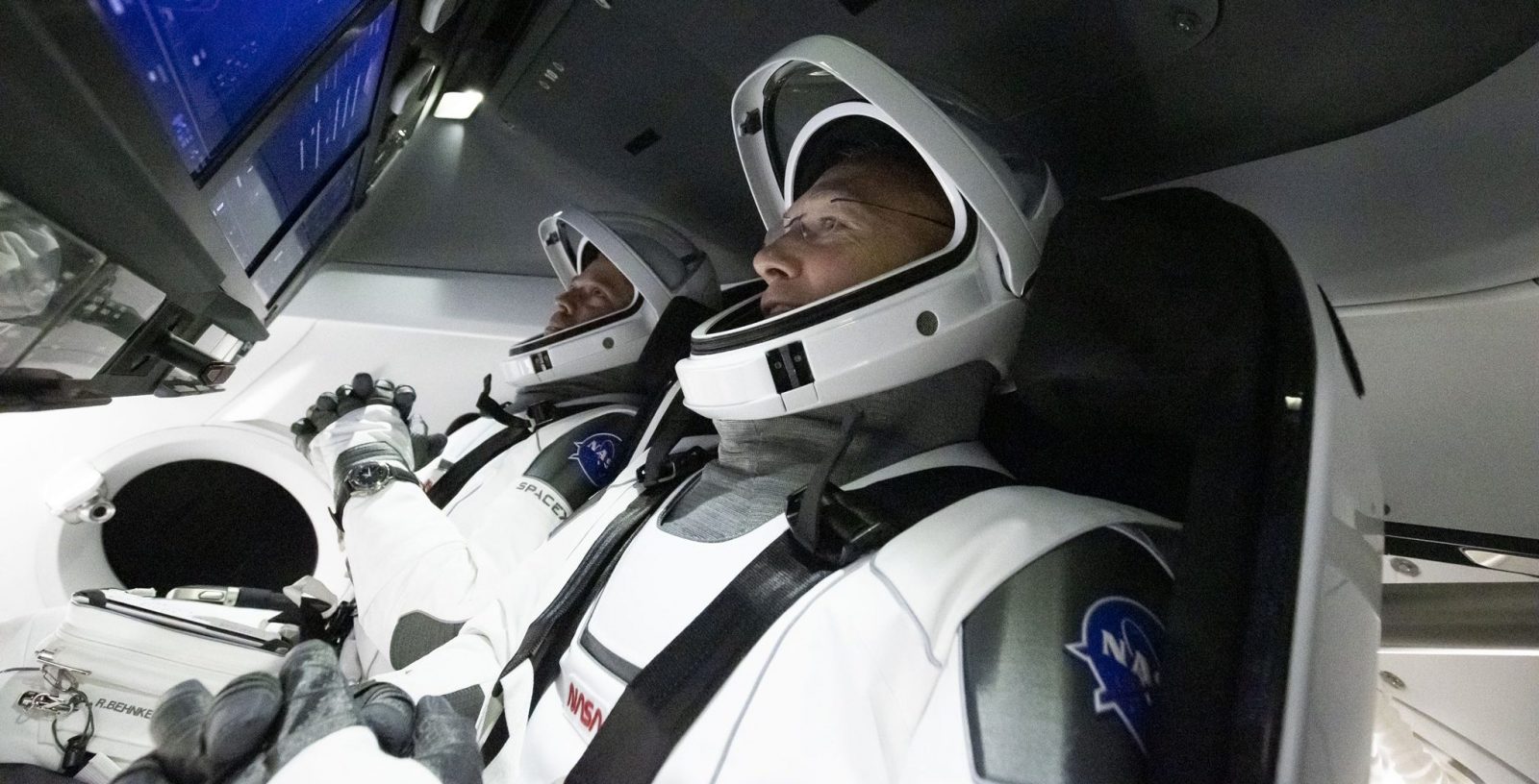 Влетели в историю! Илон Маск отправил Crew Dragon в космос