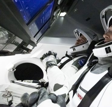 Влетели в историю! Илон Маск отправил Crew Dragon в космос