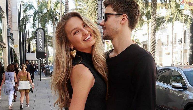 Модель Victoria’s Secret Роми Стрейд и ее парень впервые станут родителями