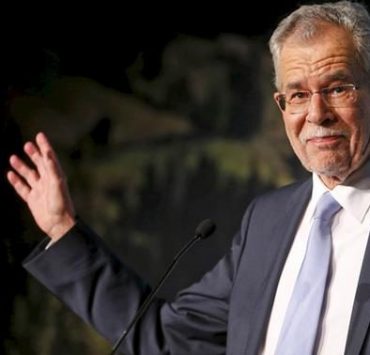 Засиделись: президент Австрии нарушил правила карантина в ресторане