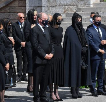 Строгий дресс-код и траур: князь Альберт и княгиня Шарлен впервые за долгое время вышли в свет