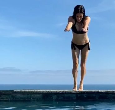 Эффектный прыжок: Кортни Кокс «нырнула» в новый год жизни