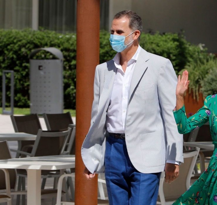 Прошлогодний образ и платье Zara за $26: гардероб королевы Летиции в первом официальном туре после карантина