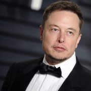 Илон Маск посоветовал купить свисток Tesla вместо салфетки для дисплея Apple