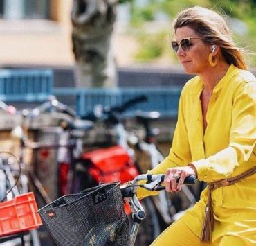 Ближе к народу: королева Нидерландов приехала в музей на велосипеде