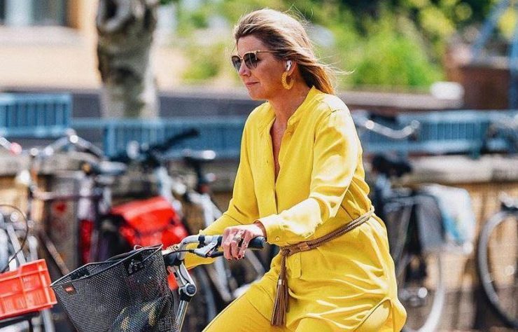 Ближе к народу: королева Нидерландов приехала в музей на велосипеде