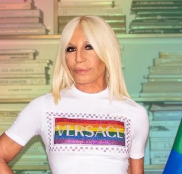 Мода для равенства: Versace выпустили капсульную коллекцию Pride 2020