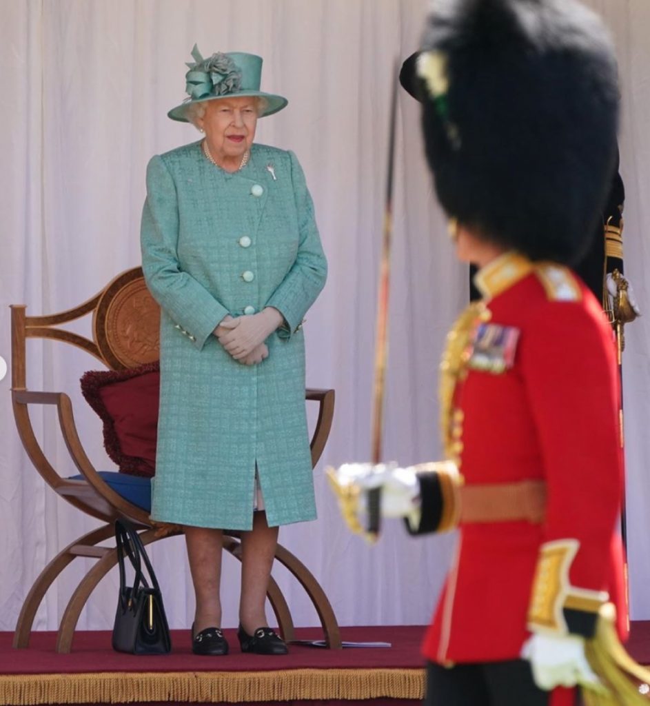 Скромная церемония: Елизавету II поздравили с официальным днем рождения