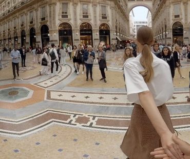 Prada предлагает прогуляться по флагманским бутикам, не выходя из дома