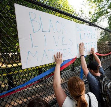 Уход от проблем: Дональд Трамп возводит стену вокруг Белого дома