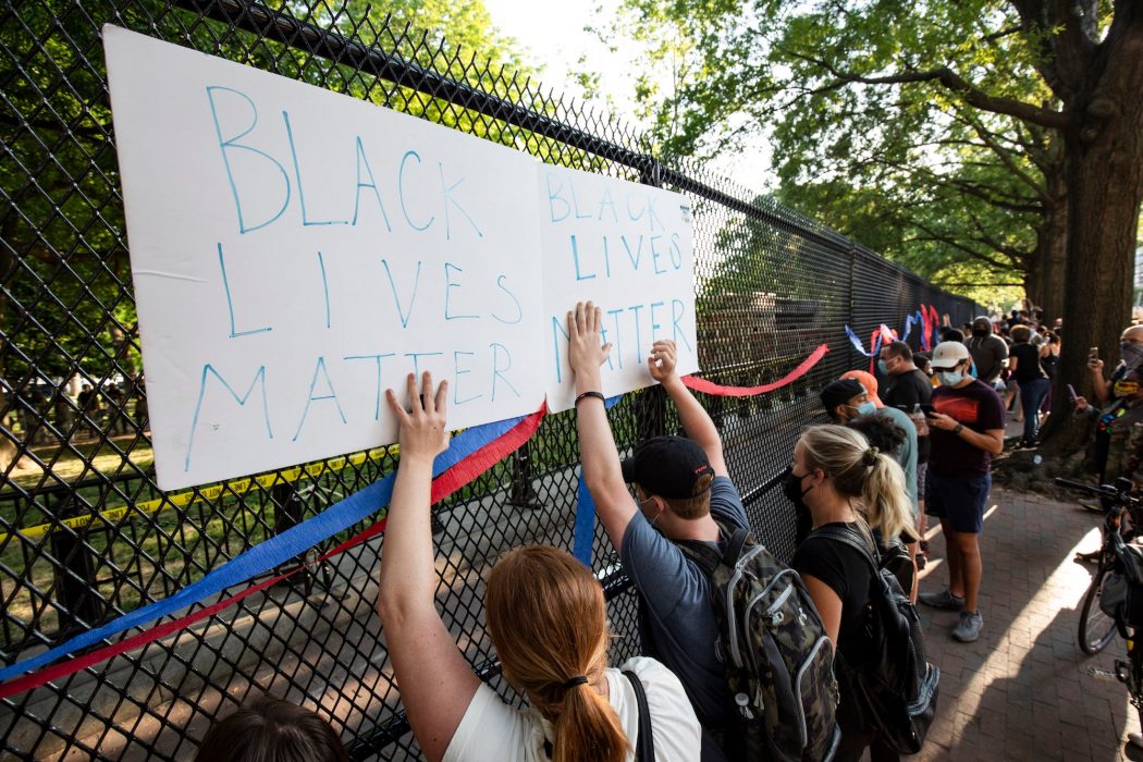 Уход от проблем: Дональд Трамп возводит стену вокруг Белого дома