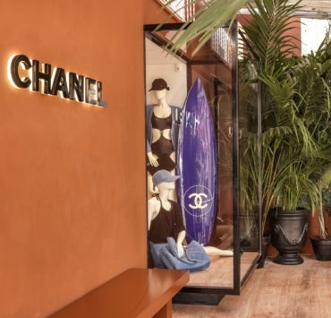 Шопінг у відпустці: гід по сезонних бутиках Chanel у Сен-Тропе, Бодрумі та на Капрі