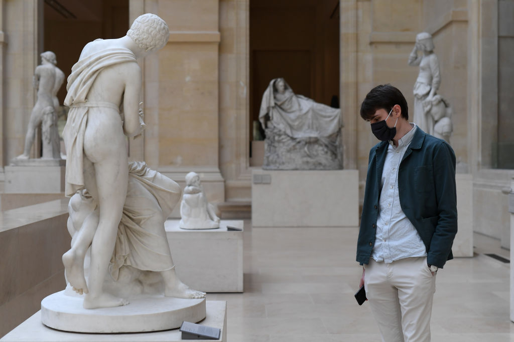 Кадр дня: флешмоб на пороге вновь открывшегося Лувра