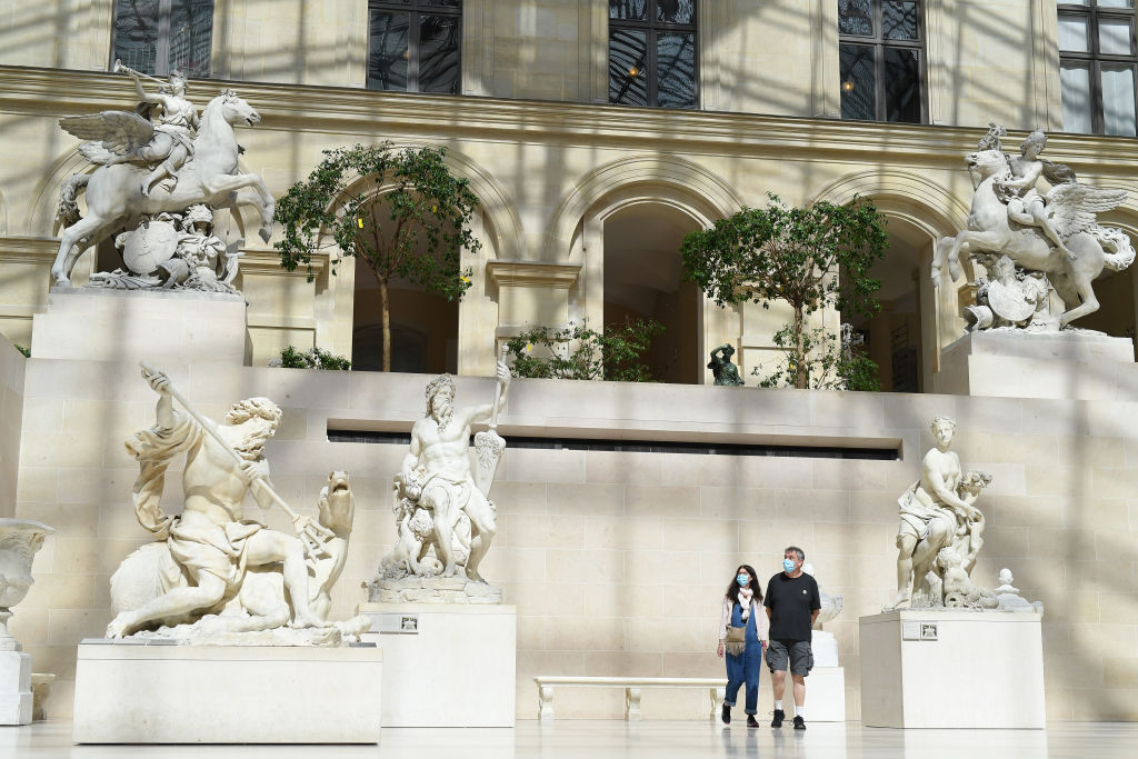 Кадр дня: флешмоб на пороге вновь открывшегося Лувра