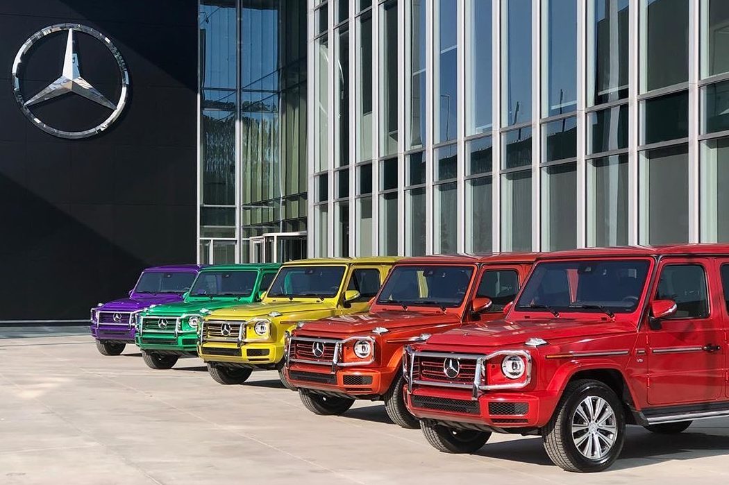 BMW і Mercedes змінили забарвлення логотипів на підтримку ЛГБТ-ком’юніті
