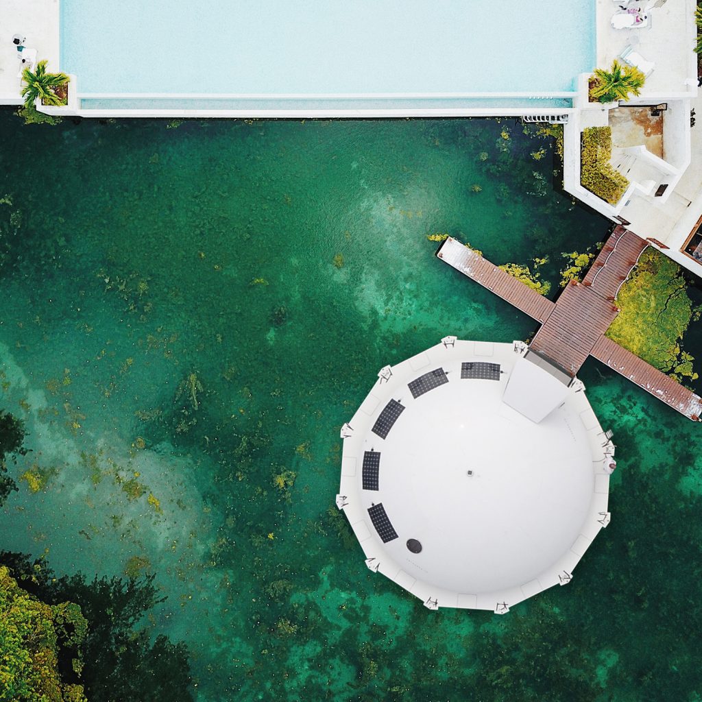 Вдохновленный Бондом: первый в мире плавучий экоотель Anthénea