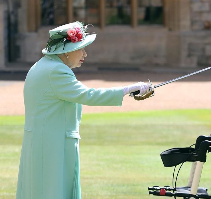 Елизавета II посвятила в рыцари 100-летнего ветерана, собравшего 32 млн фунтов для медиков