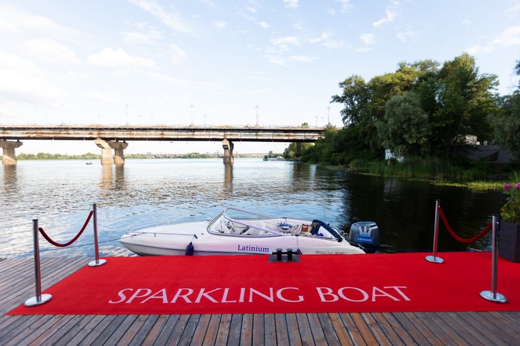 Презентація сервісу авторських прогулянок Дніпром Sparkling Boat