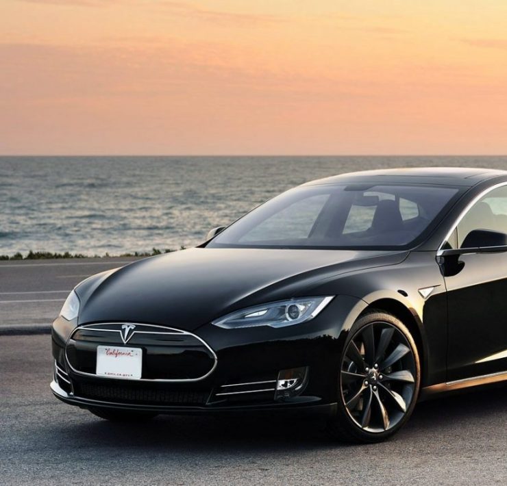 Жителька Філадельфії народила дитину в машині Tesla, яка їхала на автопілоті
