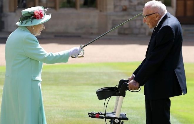Єлизавета II посвятила в лицарі 100-річного ветерана, який зібрав 32 мільйонів фунтів для лікарів