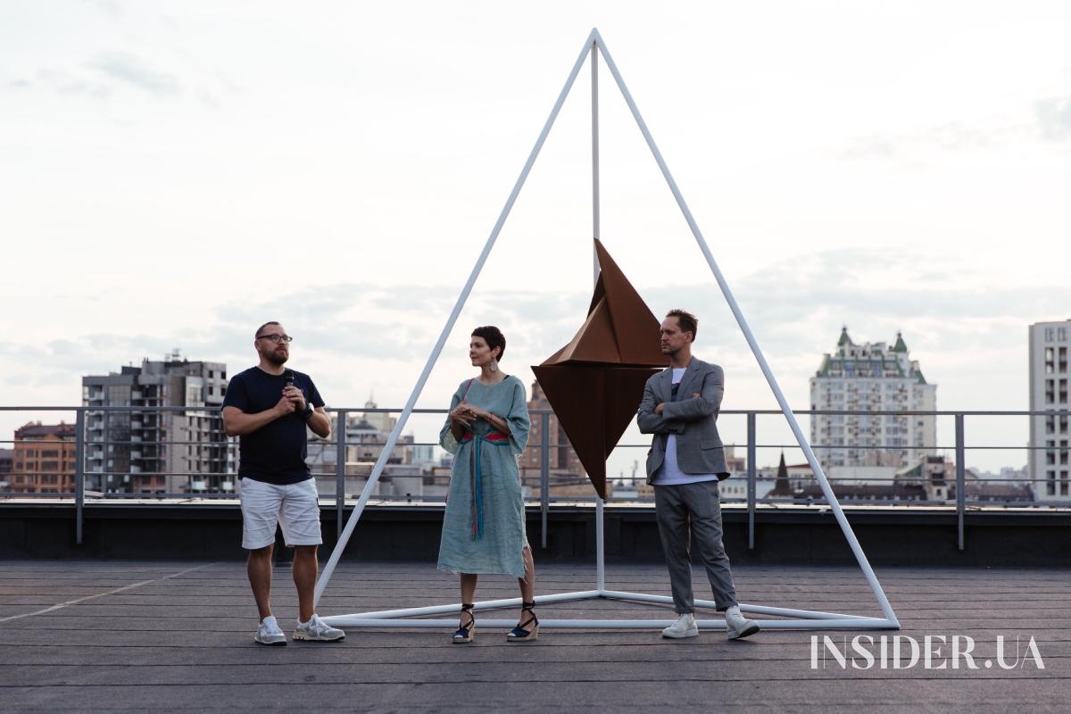 Вечер на крыше: открытие инсталляции Алексея Золотарева «Роза ветров. Документ»