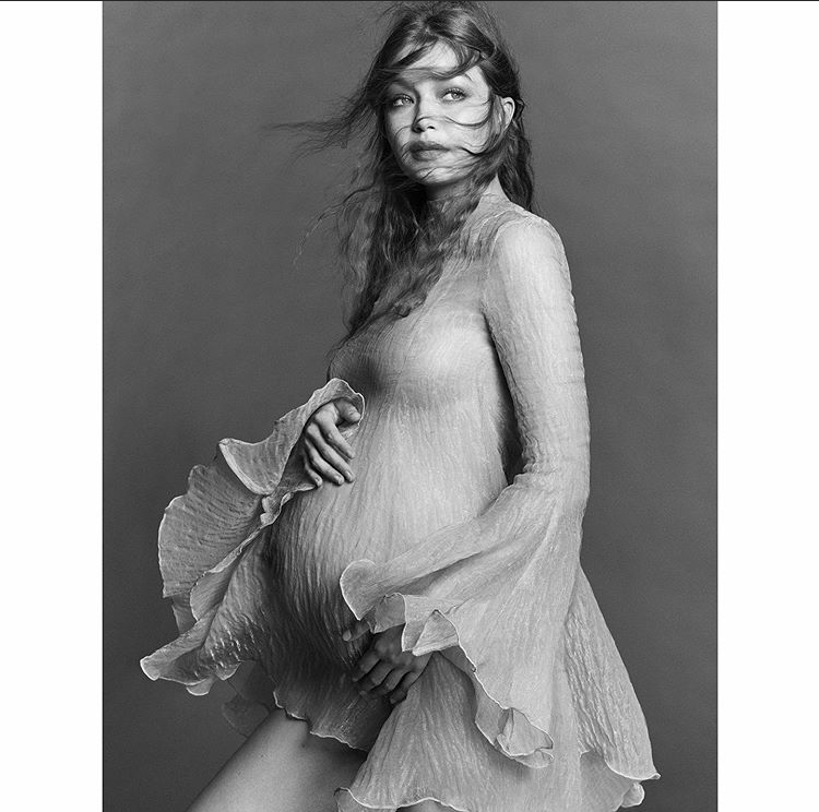 В ожидании чуда: беременная Джиджи Хадид в новой съёмке