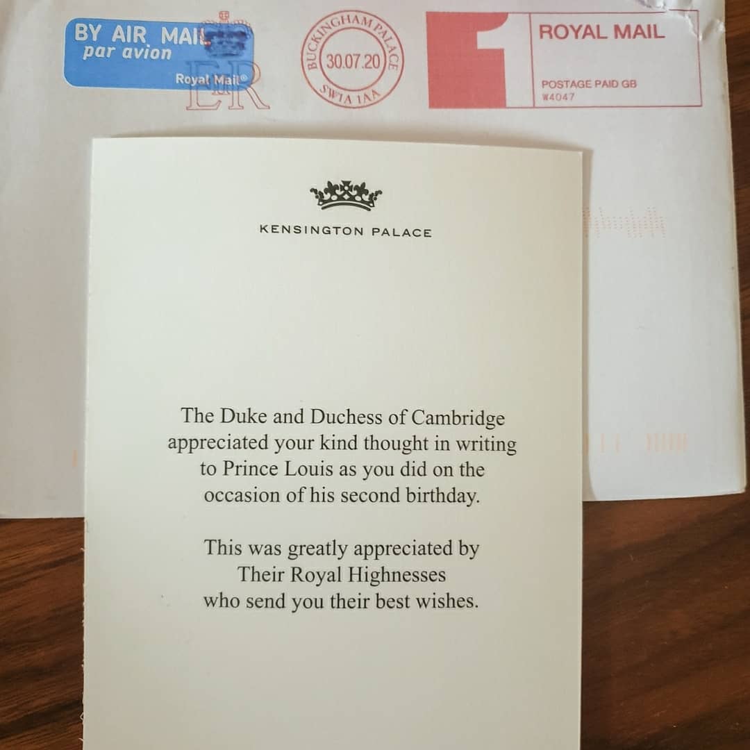 Королевский подарок: Кейт Миддлтон разослала поклонникам открытки с портретом принца Луи