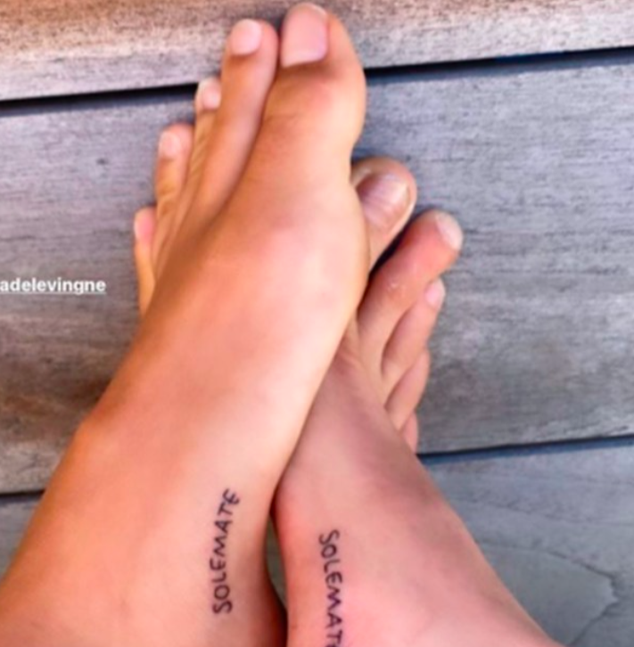 Не разлей вода: Кара Делевинь и Кайя Гербер набили одинаковые татуировки