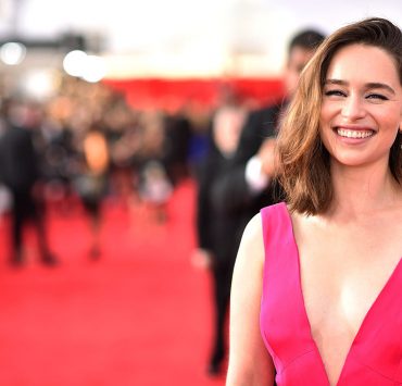 Емілія Кларк спровокувала чутки про роман із зіркою серіалу «Корона» Меттом Смітом