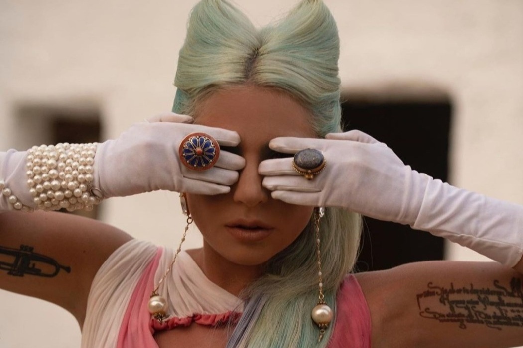 Леді Гага випустила кліп на пісню «911», натхненний фільмом Сергія Параджанова