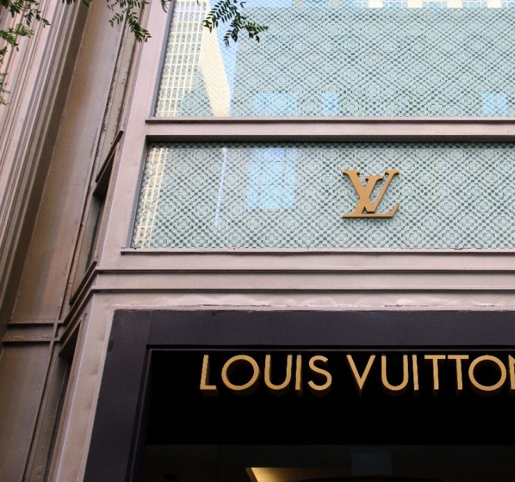 Louis Vuitton выпускает книгу об Украине — со снимками фото-дуэта Synchrodogs