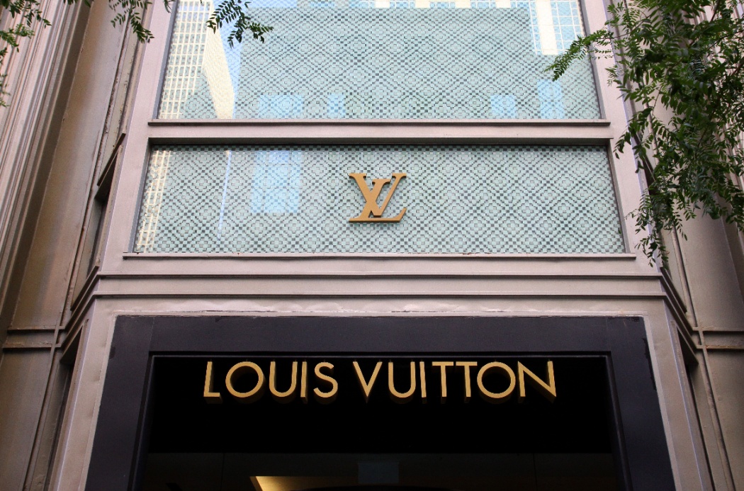 Louis Vuitton випускає книгу про Україну — зі світлинами фото-дуету Synchrodogs
