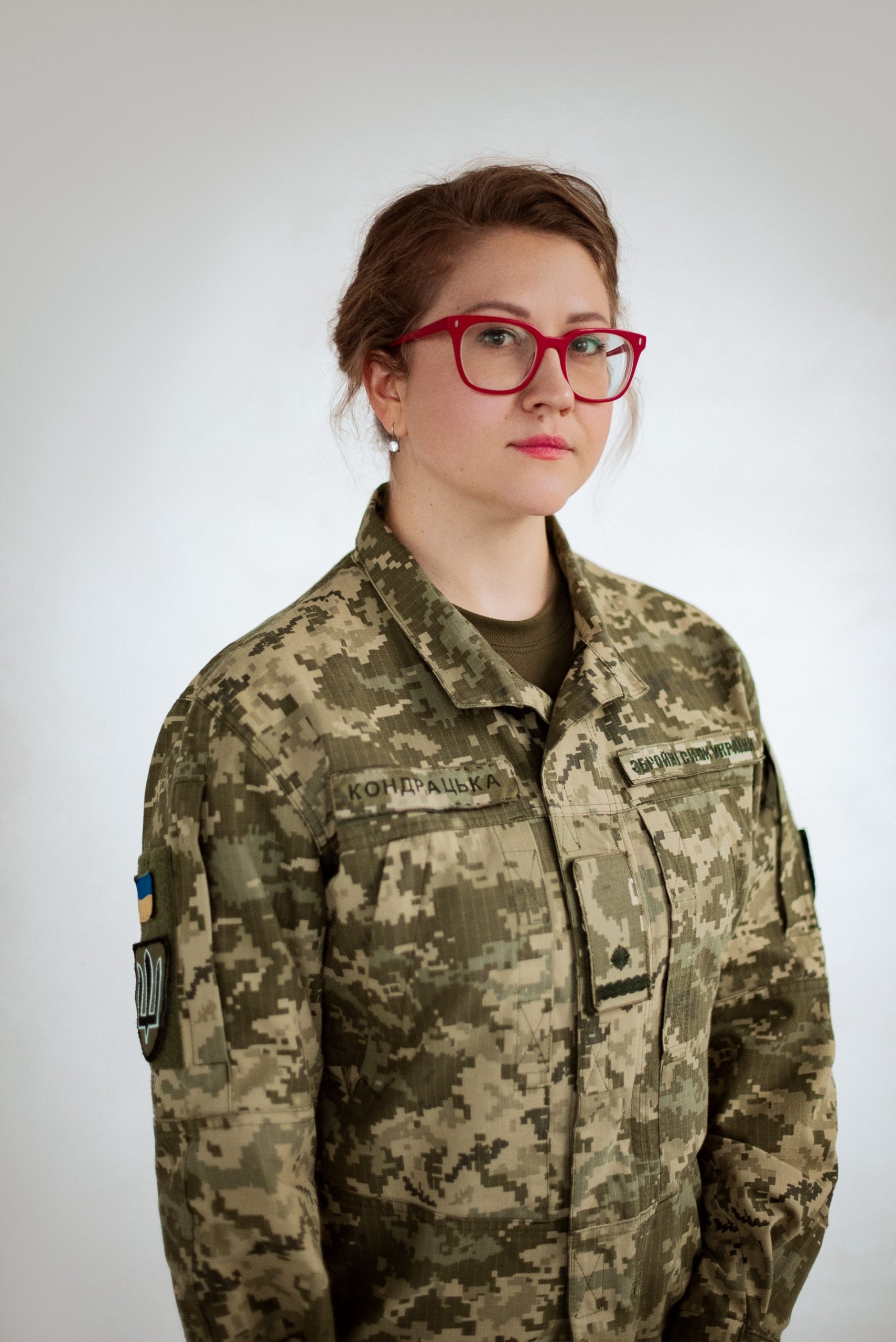 Ніжні та мужні водночас: 12 захисниць України в соціальному проєкті «Жінка-Воїн в першу чергу Жінка»