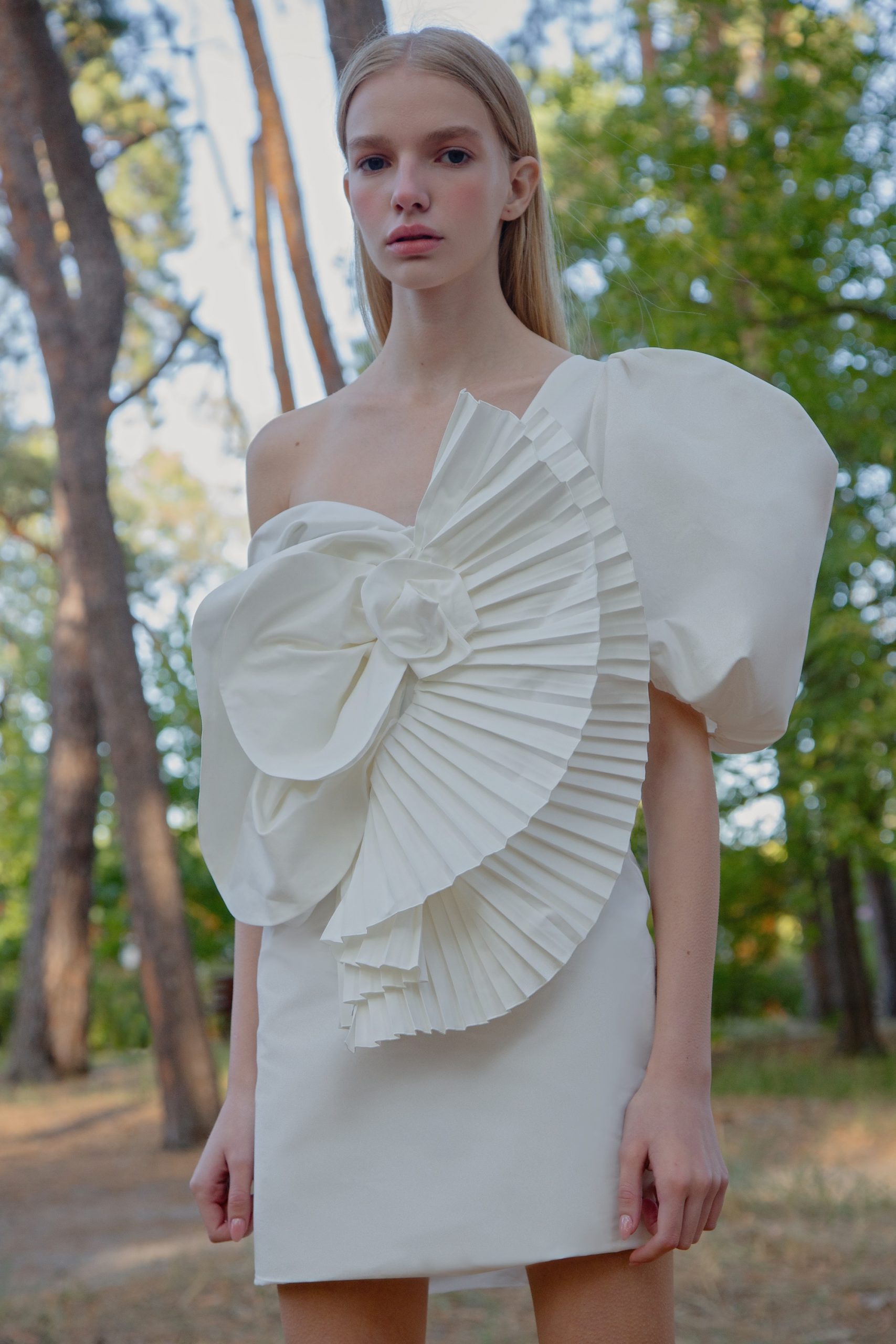 Плаття-медузи з плісированою органзою, блузки з пишними рукавами і міні-спідниці в колекції Nadya Dzyak SS 2021