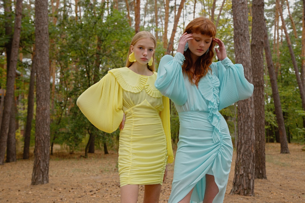 Платья-медузы с плиссированной органзой, блузки с пышными рукавами и мини-юбки в коллекции Nadya Dzyak SS 2021