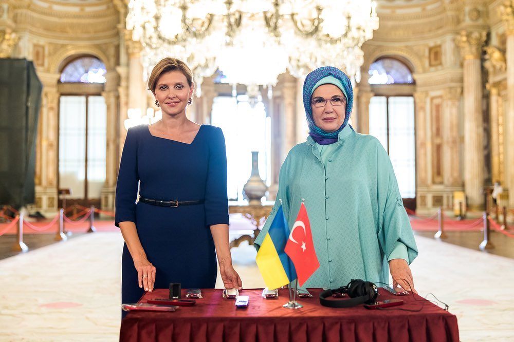 Тот же образ месяц спустя: Елена Зеленская встретилась с первой леди Турции