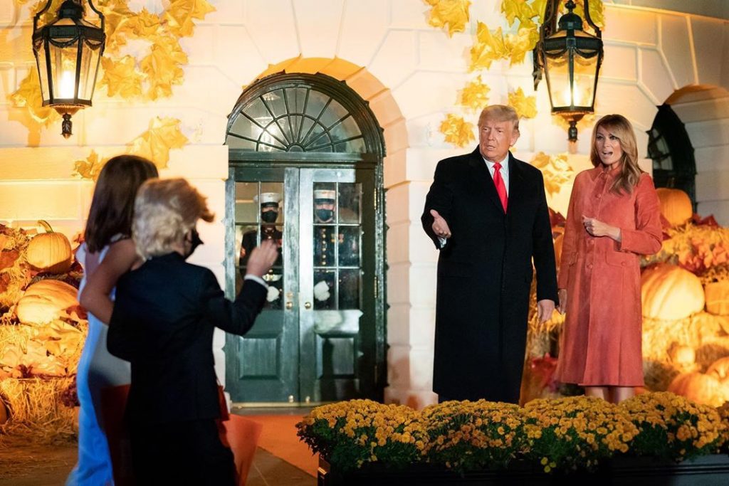 Тыквы и надувные ракеты NASA: Дональд и Мелания Трамп отметили Хеллоуин в Белом доме