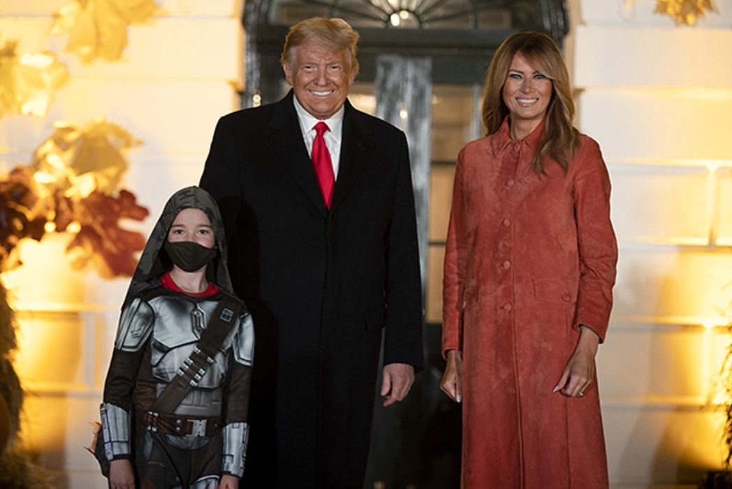 Тыквы и надувные ракеты NASA: Дональд и Мелания Трамп отметили Хеллоуин в Белом доме