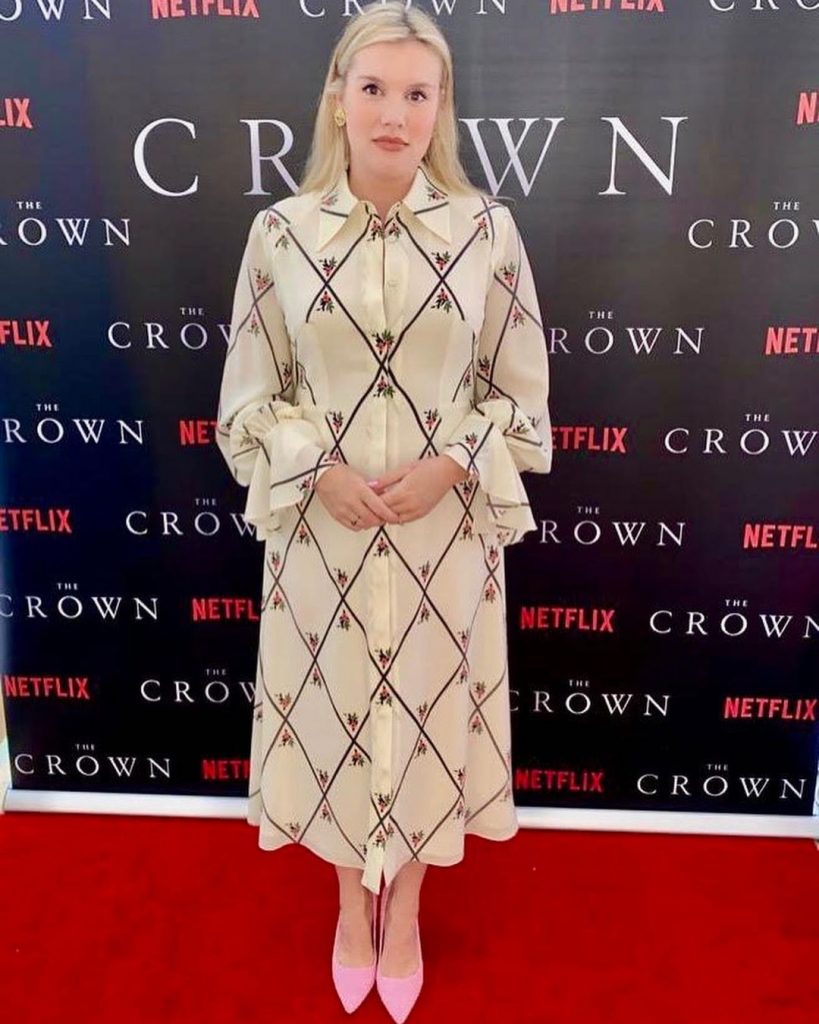 Эмма Коррин и Джиллиан Андерсон на онлайн-премьере четвертого сезона сериала «Корона»