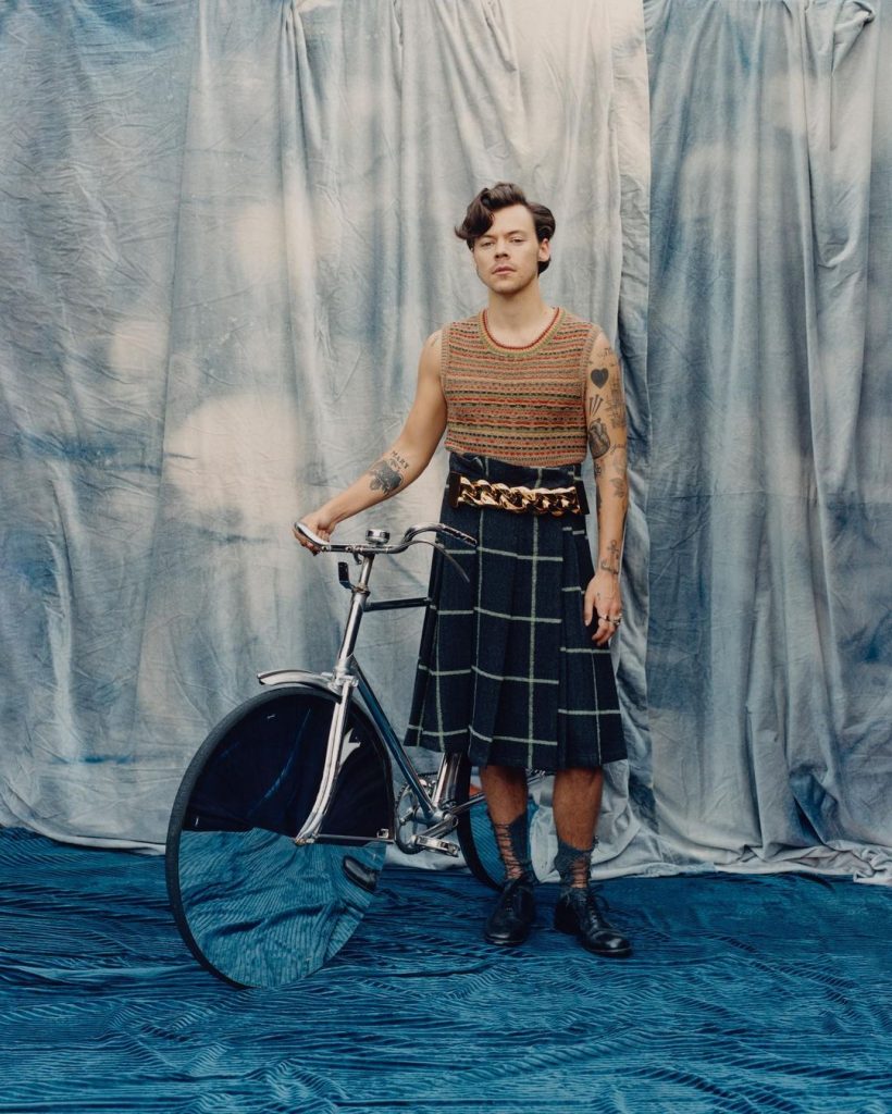 У мереживній сукні й пишній спідниці: нова фотосесія Гаррі Стайлcа