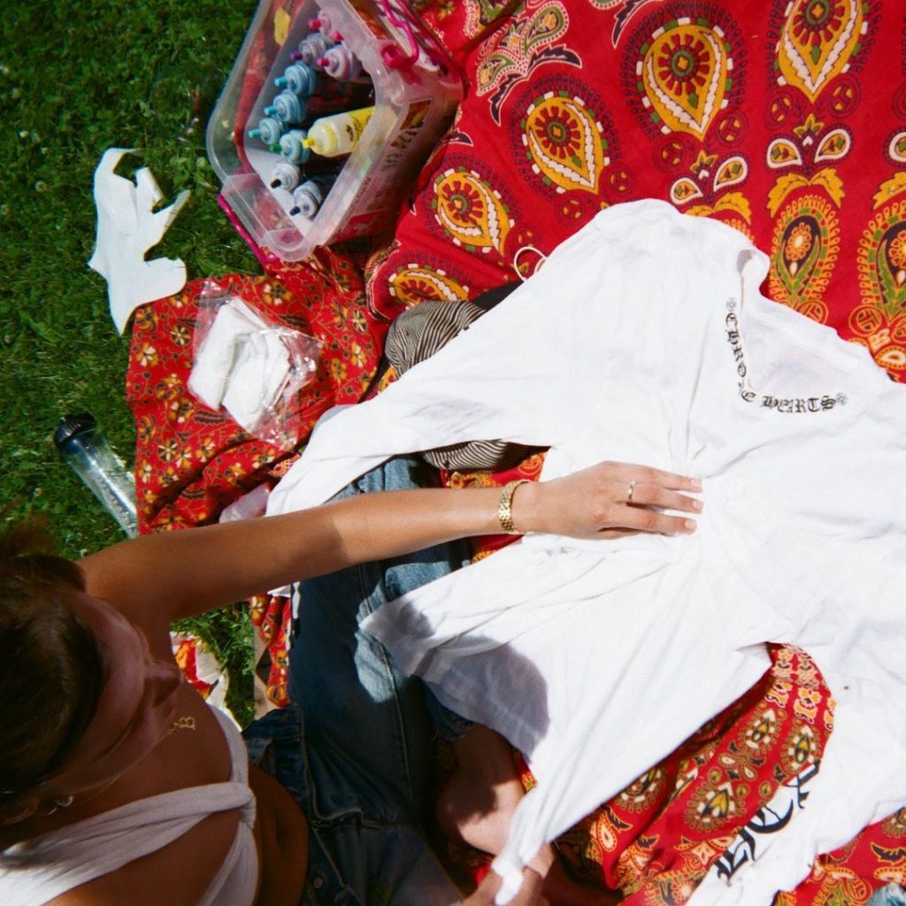 Раскупили за 5 минут: Белла Хадид выпустила коллекцию одежды с Chrome Hearts