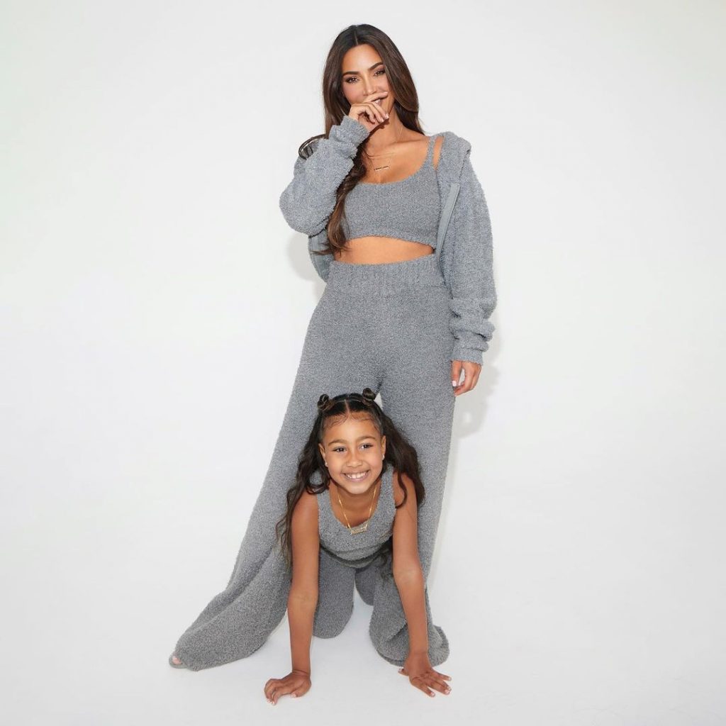 Семейный подряд: Ким Кардашьян с дочерьми снялась в фотосессии для собственного бренда