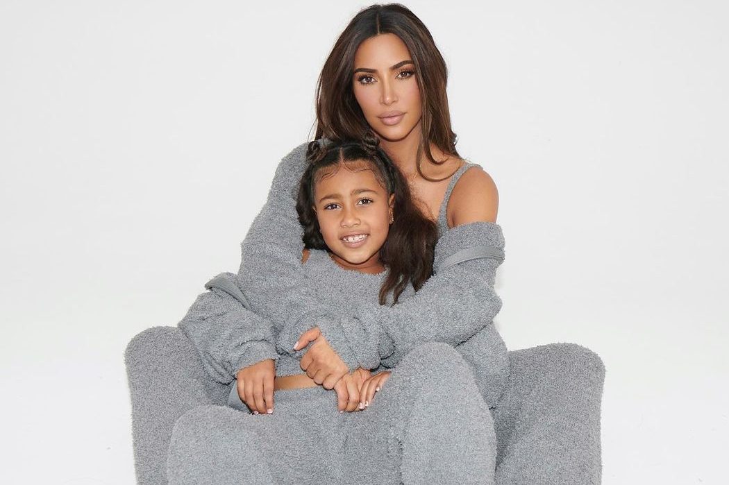 Сімейний підряд: Кім Кардашьян з дочками знялася у фотосесії для власного бренда