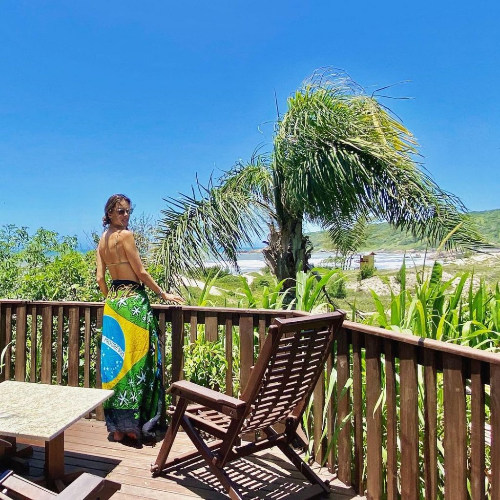 Алессандра Амбросіо насолоджується відпочинком на пляжі в Бразилії