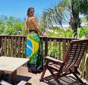 Алессандра Амбросио наслаждается отдыхом на пляже в Бразилии