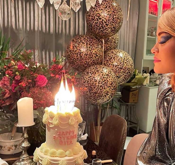 Трехъярусный торт и блестящий наряд: Рита Ора отпраздновала 30-летие